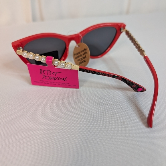 Betsey Johnson Spice Of Life Sunglasses Cat Eye Red Faux Pearl NWT